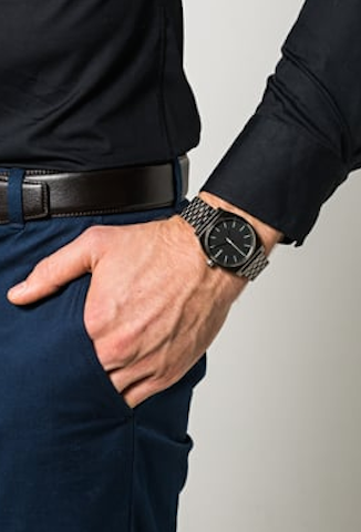 Arm und schwarze Uhr 